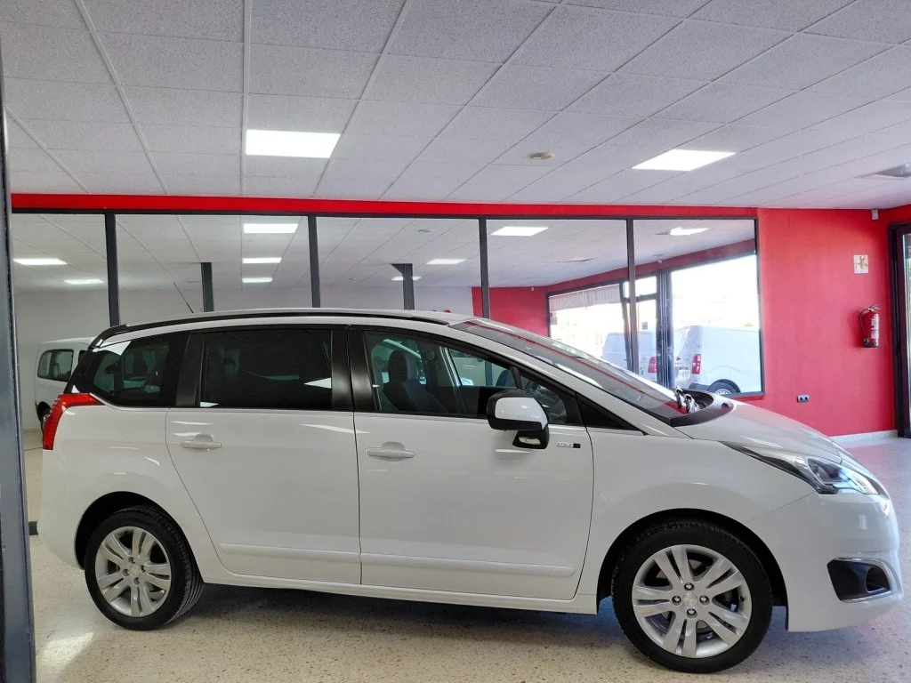 PEUGEOT 5008 5008 1.6 BlueHDi Style 7 pl. 120